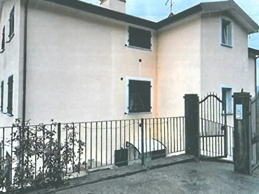 Immagine 1 di Pentalocale in vendita  in Via Brigate Partigiane 192 a Follo