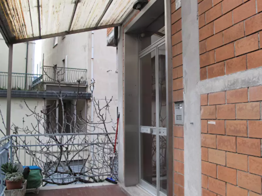 Immagine 6 di Locale commerciale in vendita  in Via Alessandro Magnasco 1 a Serra Riccò