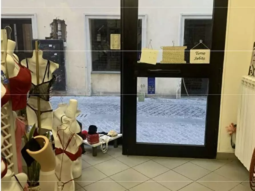 Immagine 3 di Locale commerciale in vendita  in Via Roma 7 a Valenza