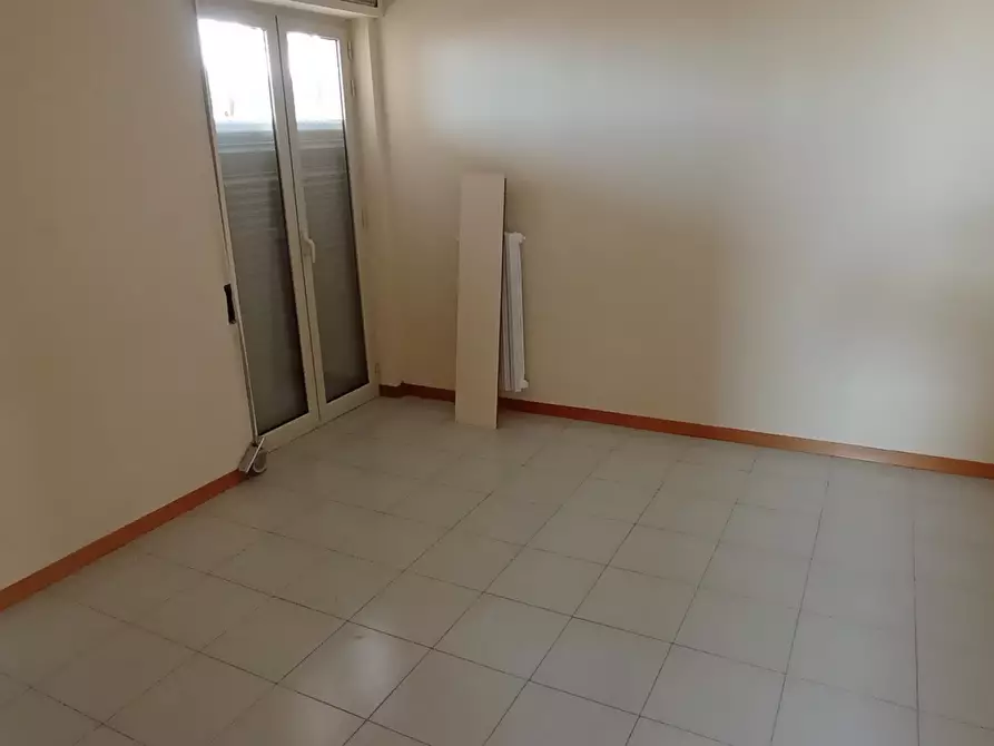 Immagine 13 di Pentalocale in affitto  a Ragusa