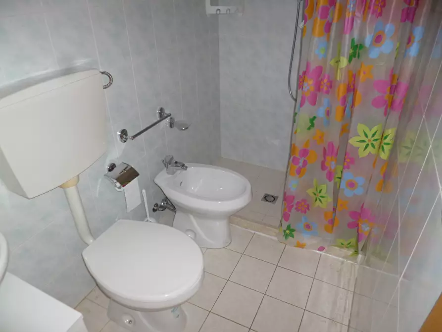 Immagine 8 di Stanza singola in affitto  a Ragusa