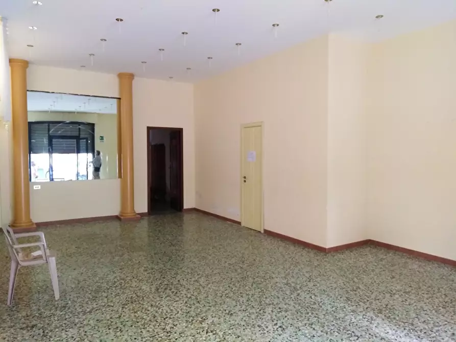 Immagine 2 di Locale commerciale in vendita  a Ragusa