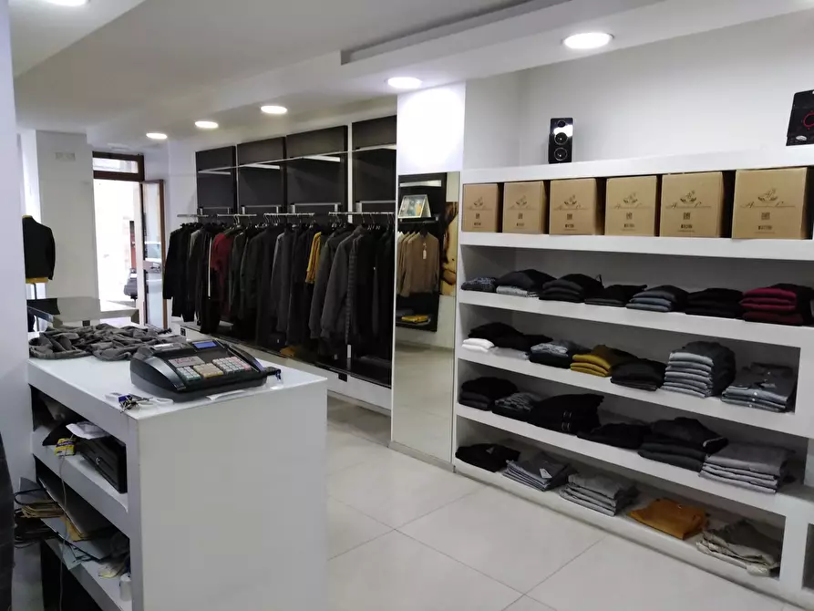 Immagine 4 di Locale commerciale in affitto  a Ragusa