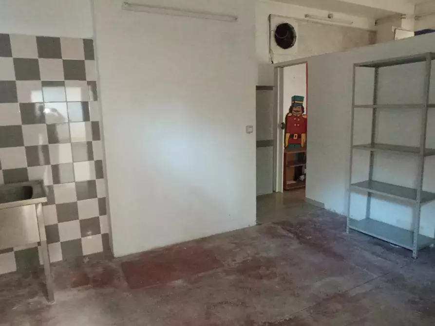 Immagine 14 di Showroom in vendita  a Ragusa