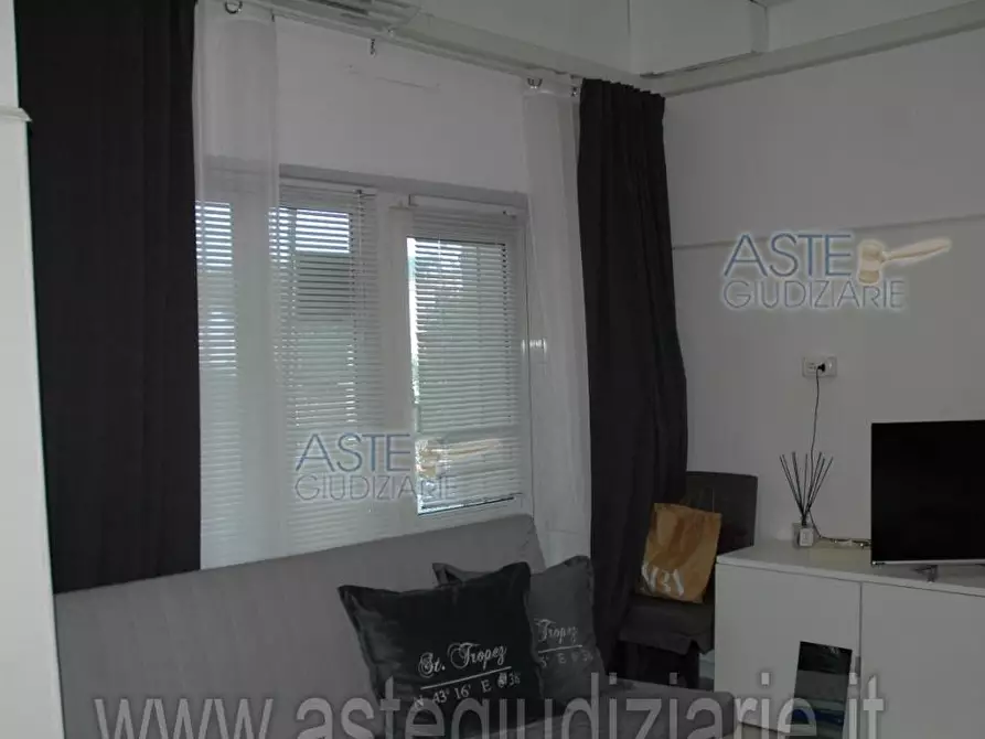 Immagine 4 di Locale commerciale in vendita  a Riccione