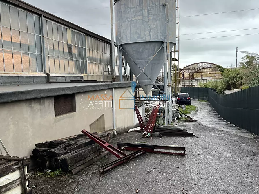 Immagine 2 di Locale commerciale in vendita  in Via Madonna del Golfo 14 a Massa