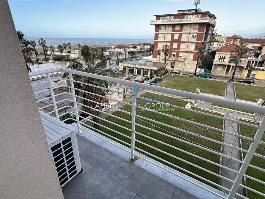 Immagine 16 di Palazzo in vendita  in Viale Ermenegildo Pistelli 70 a Camaiore