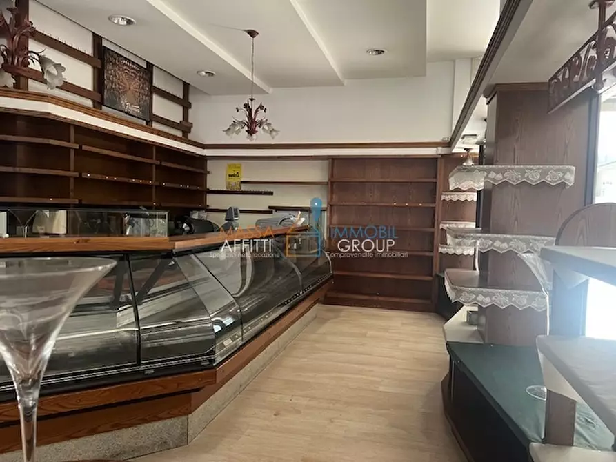 Immagine 2 di Locale commerciale in vendita  in Piazza Felice Palma 37 a Massa