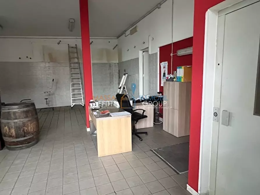 Immagine 3 di Locale commerciale in affitto  in Via del Papino 15 a Massa