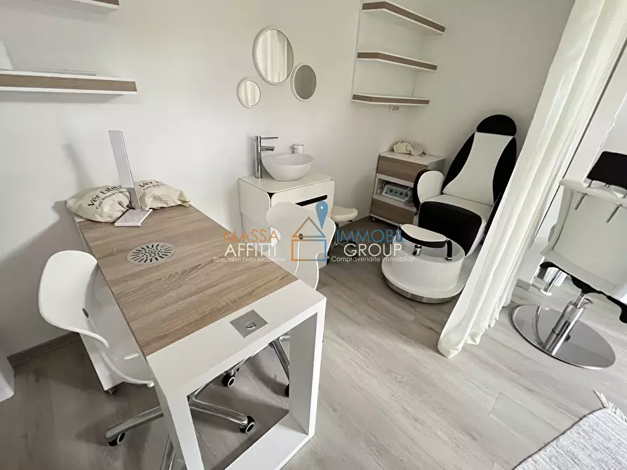 Immagine 3 di Locale commerciale in affitto  in Viale Roma 203 a Massa