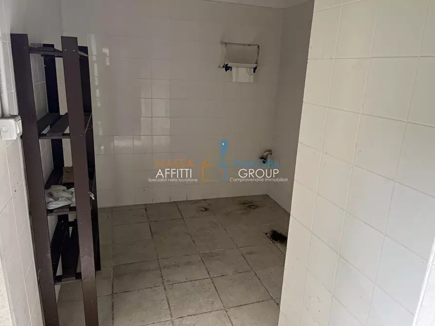 Immagine 8 di Locale commerciale in vendita  in Via Amatore Sciesa 5 a Massa