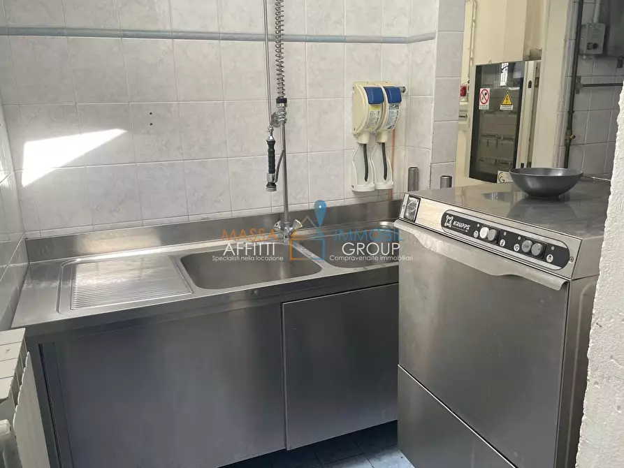 Immagine 40 di Locale commerciale in affitto  in Via Democrazia 64 a Massa