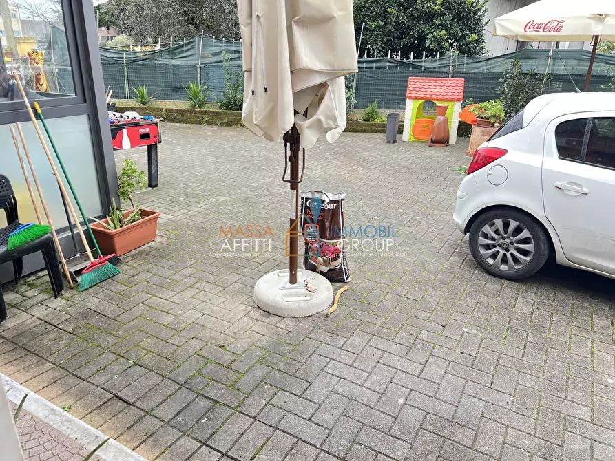 Immagine 26 di Locale commerciale in vendita  in Via degli Oliveti 12 a Massa