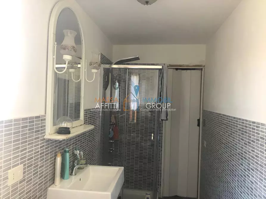 Immagine 15 di Casa semindipendente in vendita  in Piazza San Martino 1 a Massa