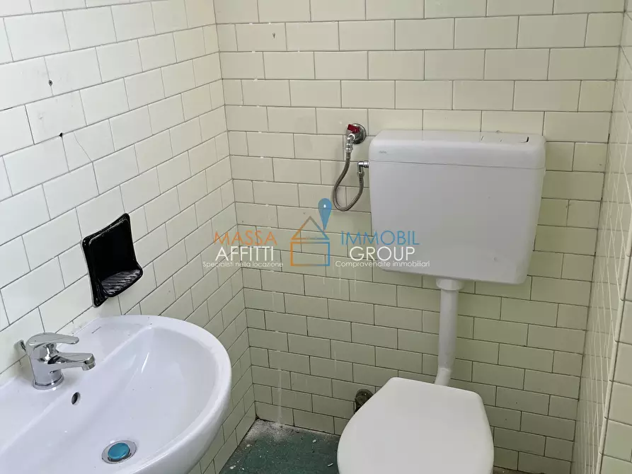 Immagine 10 di Locale commerciale in affitto  in Via G. B. Giorgini 3 a Massa