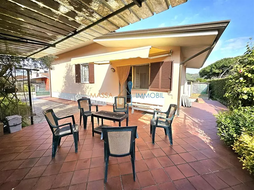 Immagine 1 di Porzione di casa in vendita  in Via Pratta 6 a Massa