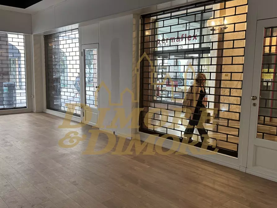 Immagine 8 di Locale commerciale in vendita  a Varese