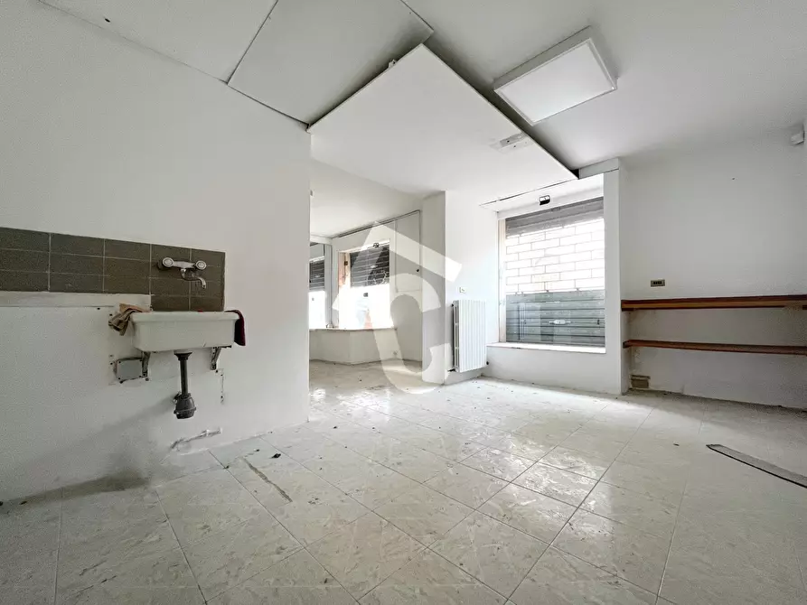 Immagine 6 di Locale commerciale in vendita  a Jesi