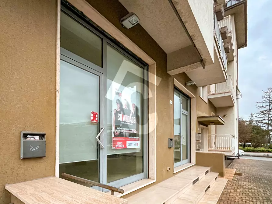 Immagine 2 di Locale commerciale in vendita  a Maiolati Spontini