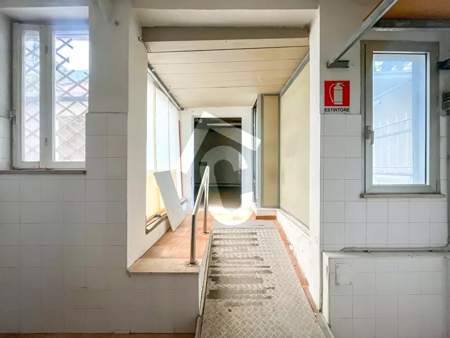 Immagine 11 di Locale commerciale in vendita  a Jesi