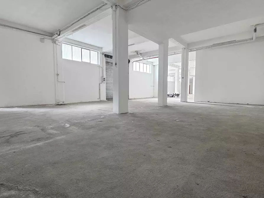 Immagine 9 di Locale commerciale in vendita  a Tremestieri Etneo