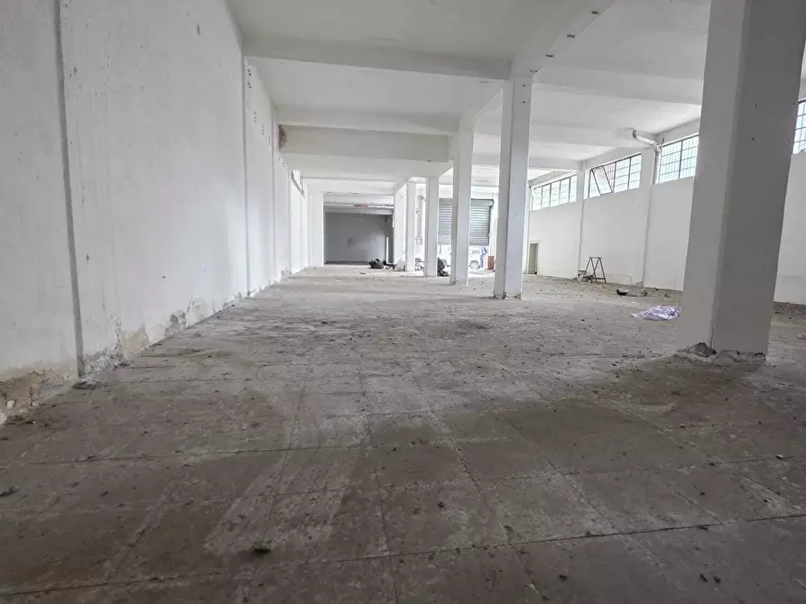 Immagine 5 di Locale commerciale in vendita  a Tremestieri Etneo