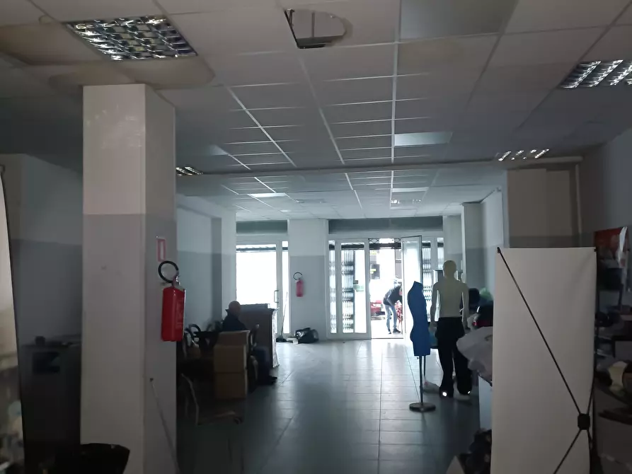 Immagine 23 di Locale commerciale in vendita  in Via Tullio Molteni 7R 9R a Genova