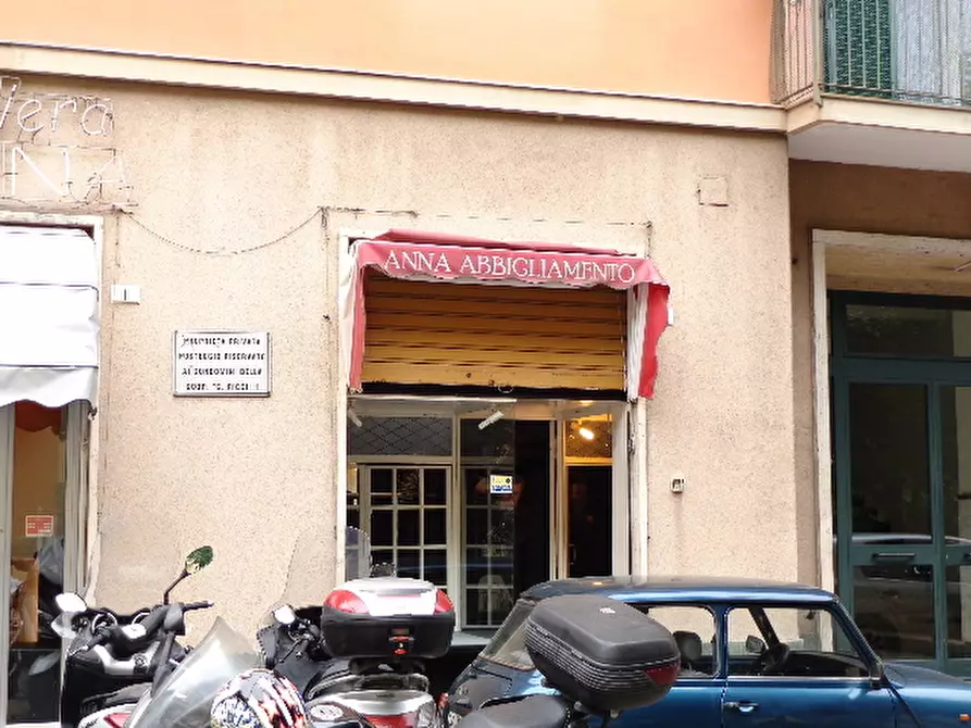 Immagine 14 di Locale commerciale in vendita  in Piazza Giovanni Tarello 3 a Genova