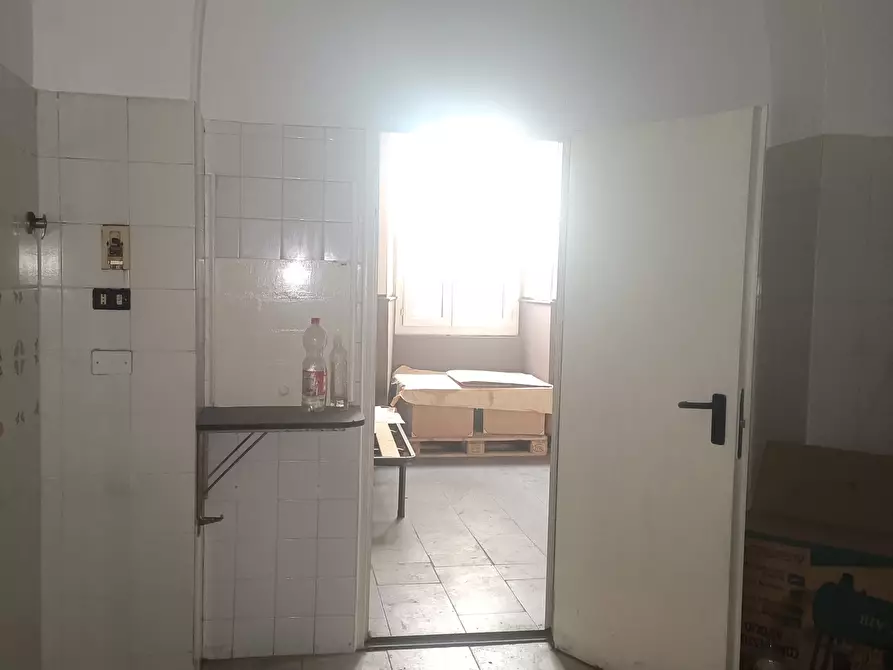 Immagine 12 di Locale commerciale in affitto  a Genova