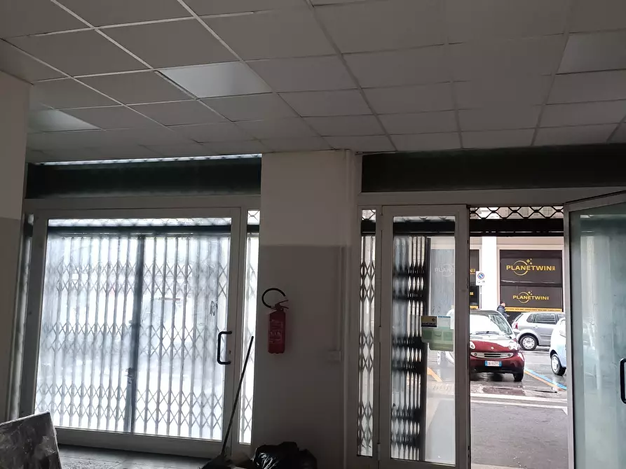 Immagine 28 di Locale commerciale in vendita  in Via Tullio Molteni 7R 9R a Genova