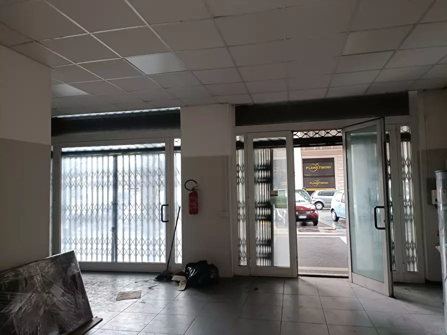 Immagine 29 di Locale commerciale in vendita  in Via Tullio Molteni 7R 9R a Genova