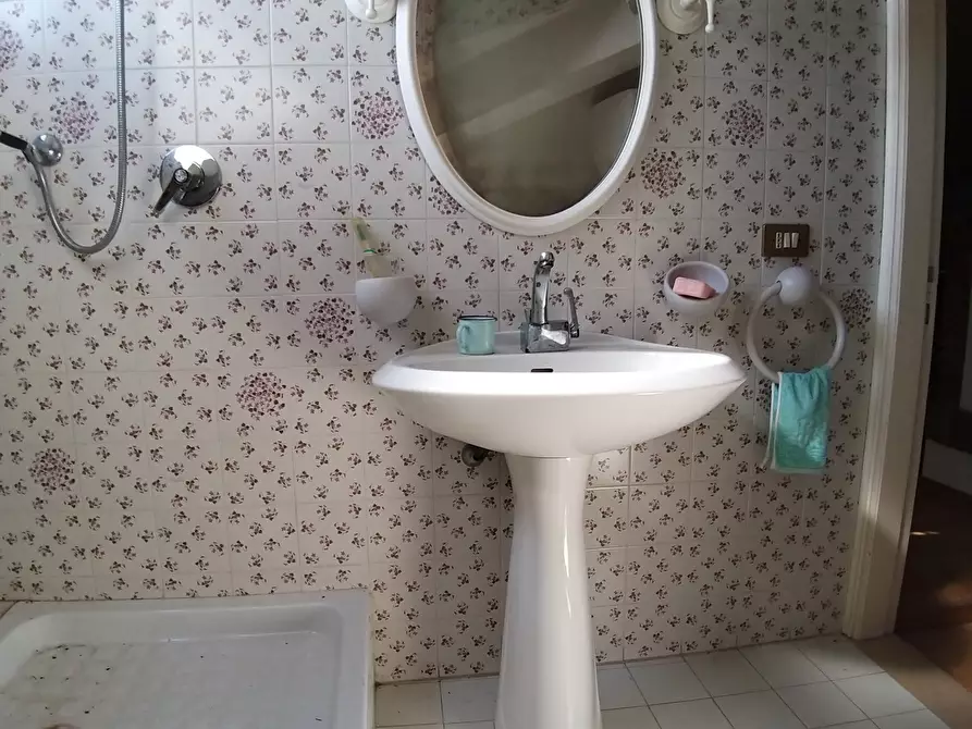 Immagine 29 di Quadrilocale in vendita  in Piazza Cesare Caporali 4 a Castiglione Del Lago