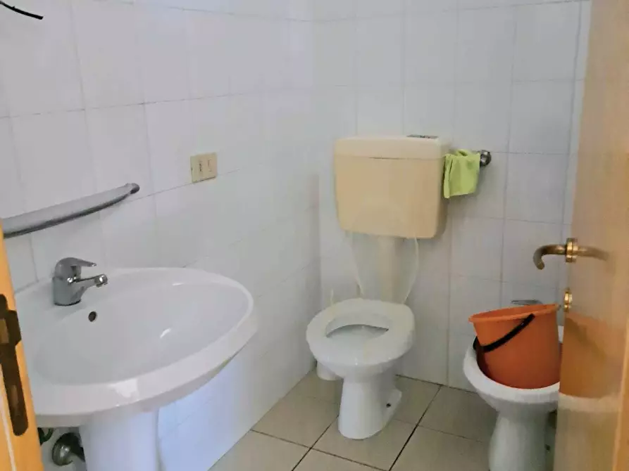 Immagine 12 di Locale commerciale in affitto  in VIA ABRUZZI 15 a Lanciano