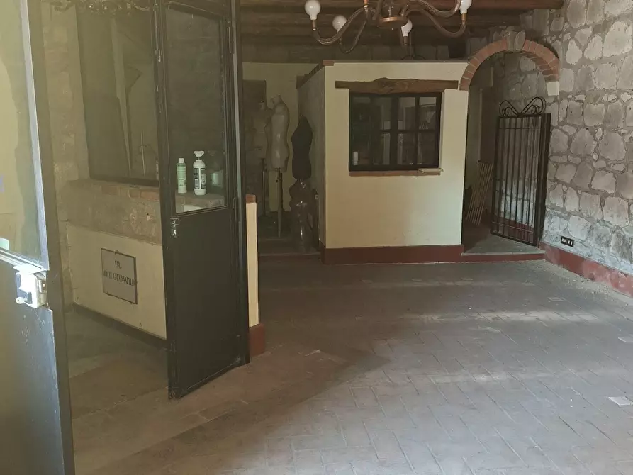 Immagine 5 di Locale commerciale in vendita  in Largo G. Roncacci 9 a Morlupo