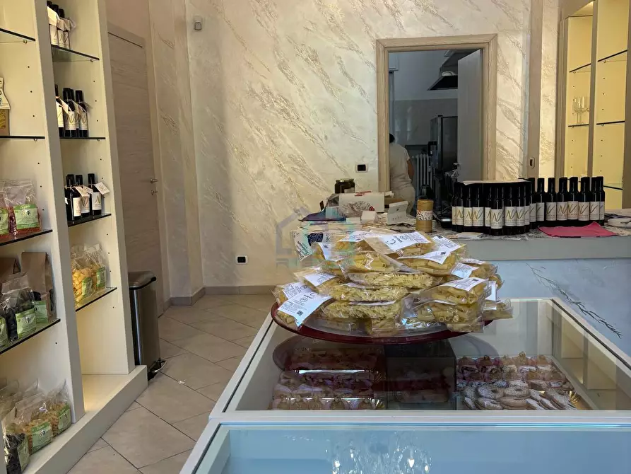 Immagine 3 di Locale commerciale in vendita  in Piazza Carlo Montanari 143/A a Torino