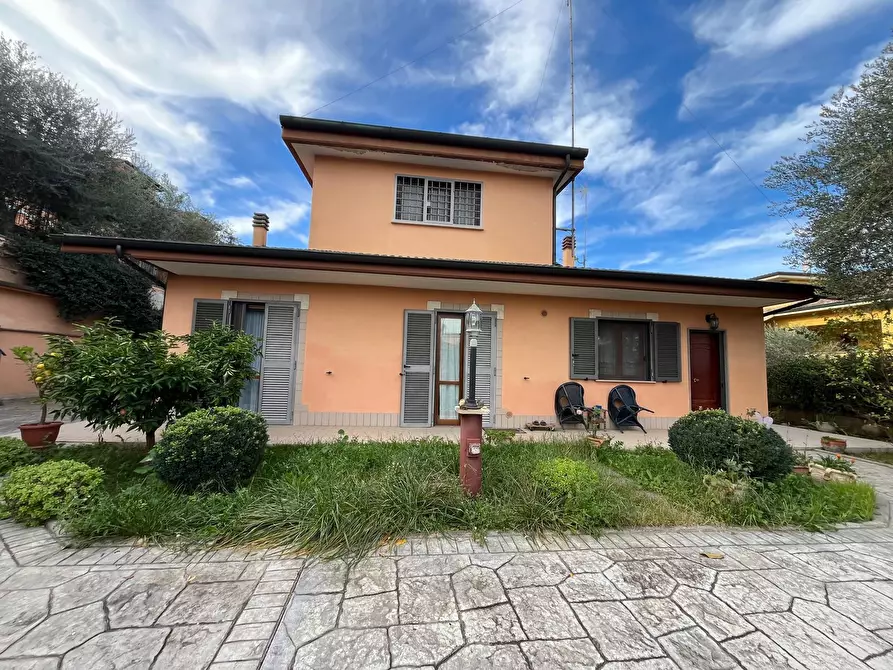 Immagine 1 di Villa in vendita  in Via Bernini 49 a Guidonia Montecelio