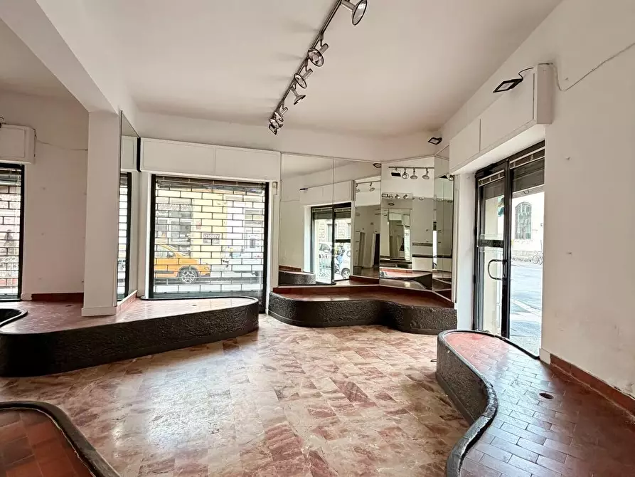 Immagine 3 di Locale commerciale in vendita  in Via Pier Capponi a Firenze