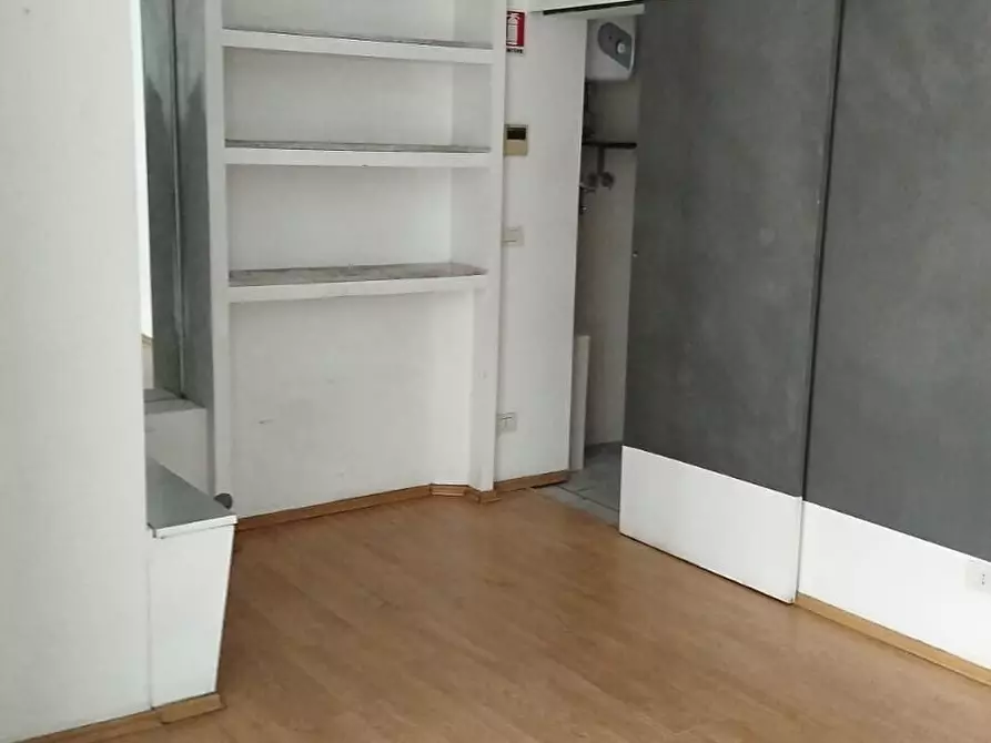 Immagine 2 di Locale commerciale in affitto  in Via Giovanni Pico della Mirandola a Firenze