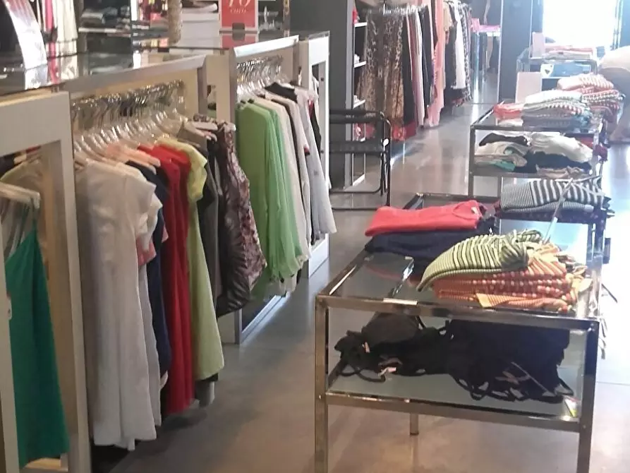 Immagine 2 di Locale commerciale in vendita  a Firenze