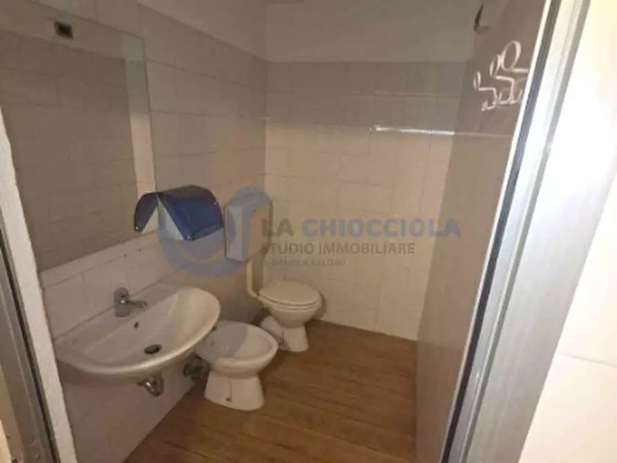 Immagine 18 di Locale commerciale in affitto  a Bologna