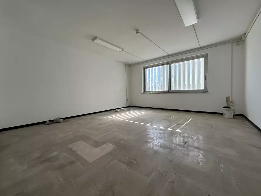 Immagine 15 di Locale commerciale in affitto  in Viale Lucrezia della Valle 46 a Catanzaro