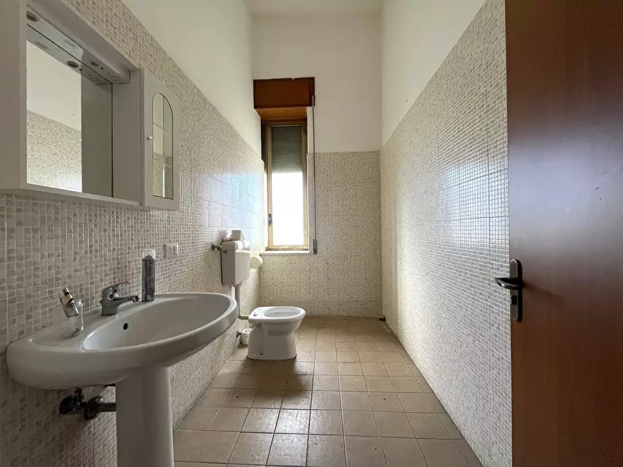 Immagine 10 di Ufficio in affitto  a Catanzaro