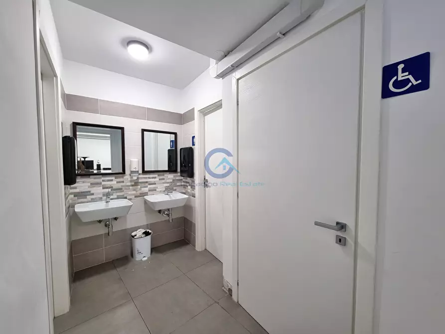 Immagine 11 di Locale commerciale in vendita  a Catanzaro