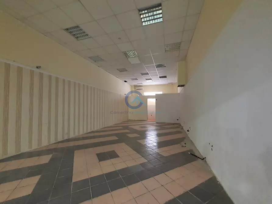 Immagine 4 di Locale commerciale in affitto  in Viale Magna Grecia 284 a Catanzaro