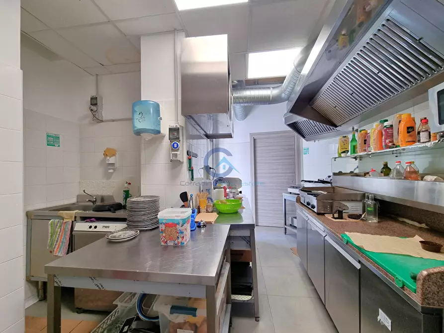 Immagine 14 di Locale commerciale in vendita  a Catanzaro