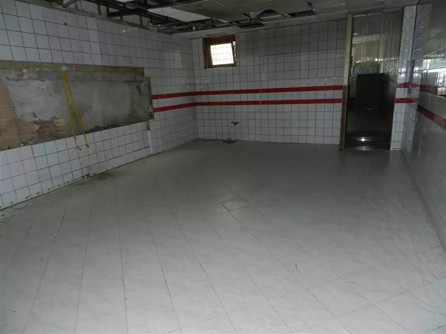 Immagine 10 di Locale commerciale in affitto  in Via dei Castani a Roma