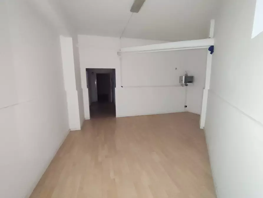 Immagine 3 di Magazzino in vendita  in Via Passo del Furlo 31 a Roma