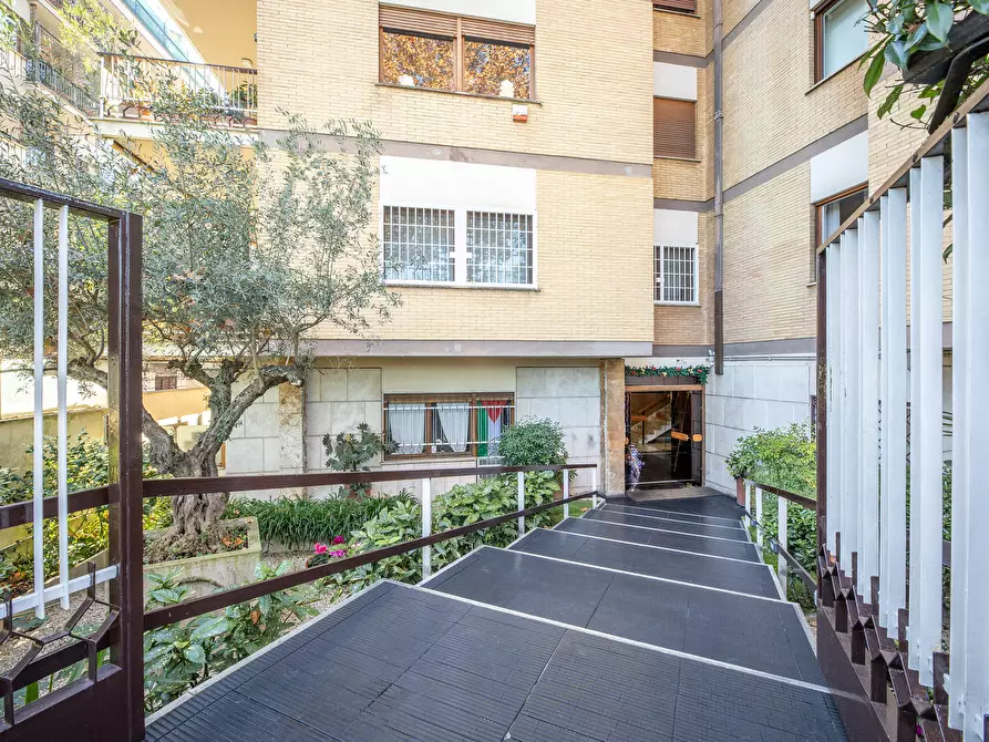 Immagine 31 di Trilocale in vendita  in Via Pietro Mascagni a Roma