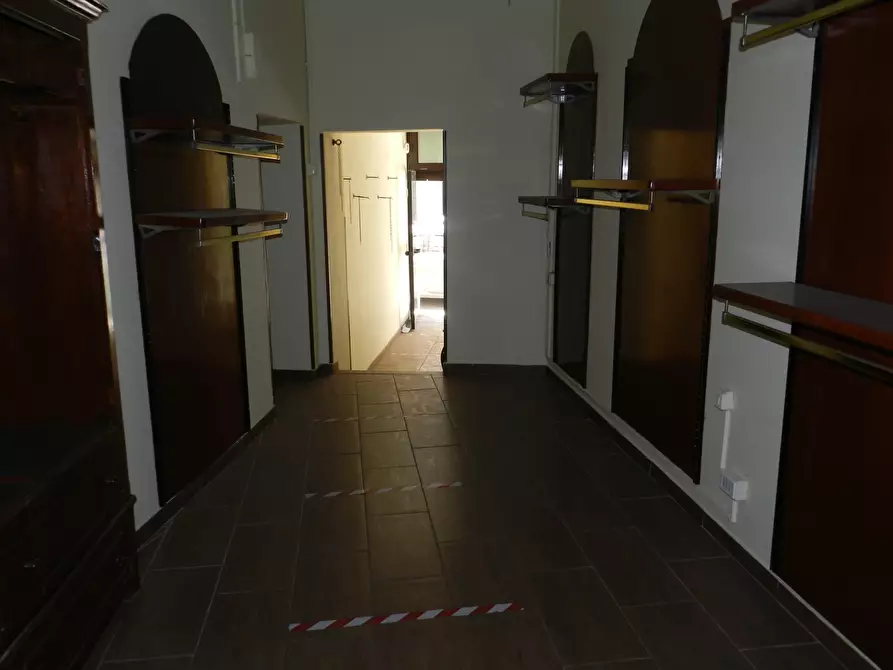 Immagine 6 di Locale commerciale in affitto  in Via Alessandria a Roma