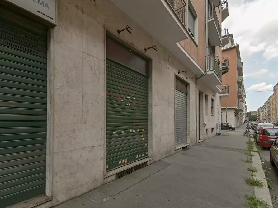 Immagine 26 di Locale commerciale in vendita  in via emanuel 22 a Torino